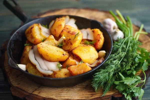 Appetizing batatas assadas quentes com bacon e vegetação no elenco — Fotografia de Stock