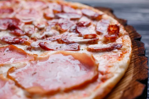 Taze pastırma, salam, jambon ve biberli pizza sıcak, yakın çekim. 