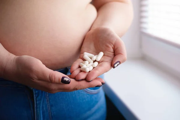 Donna in sovrappeso dubita di prendere pillole dimagranti. Perdere peso , — Foto Stock