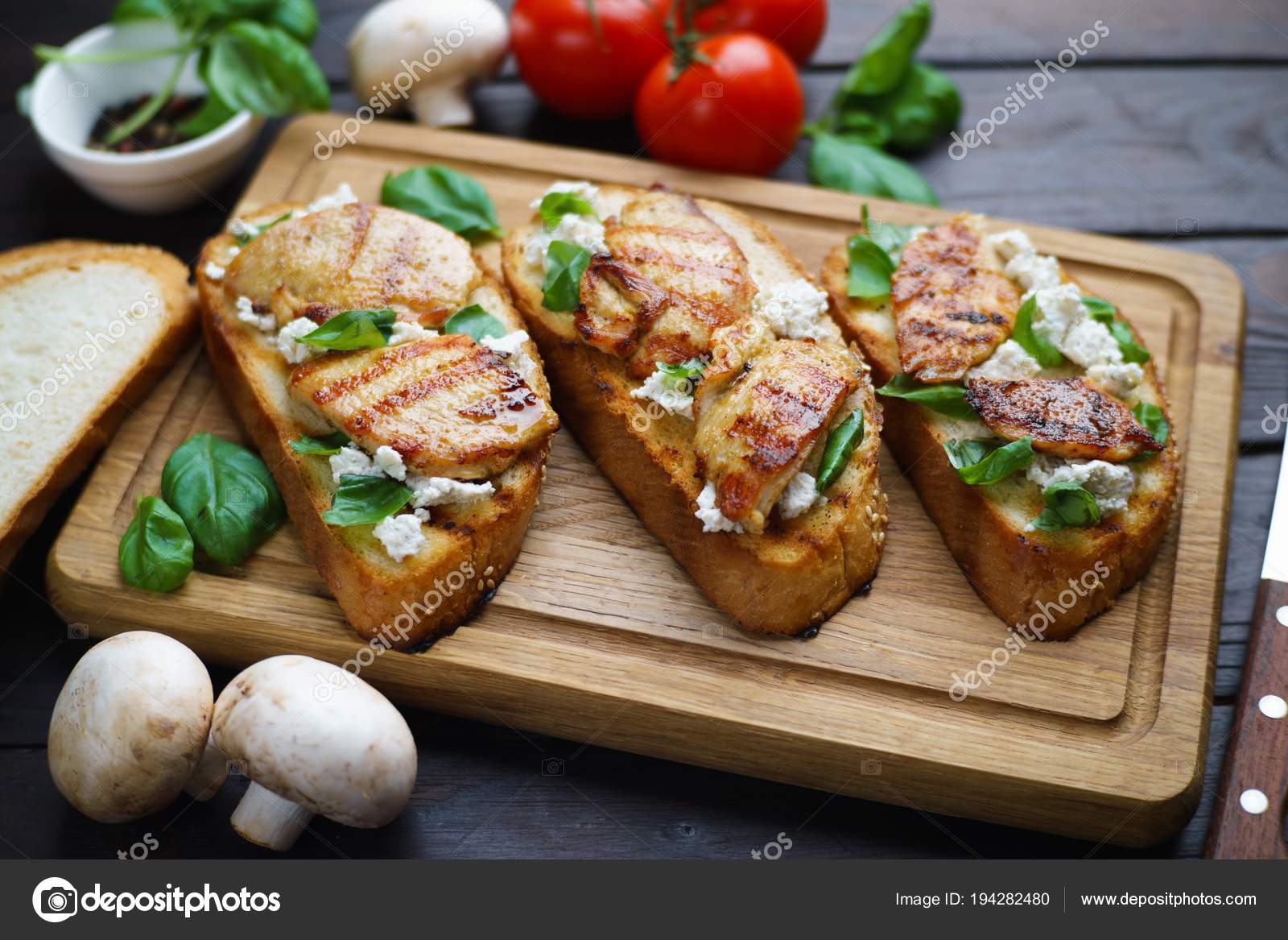 Bruschetta tradizionale italiana agli antipasti con pollo alla griglia