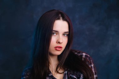 Utangaç güzel kadın kameraya bakıyor. Duygu ve duygu con