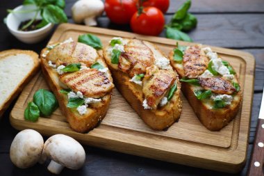 Geleneksel İtalyan antipasti bruschetta ızgara tavukla r