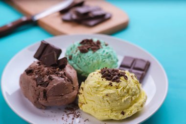 Nane, muz ve çikolata dondurma kaşık toz çikolata kırıntı ile