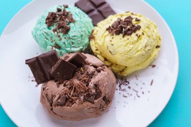 Nane, muz ve çikolata dondurma kaşık toz çikolata kırıntı ile