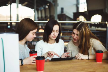 Üç kadın online mağazasında alışveriş yapmak