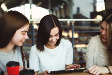 Üç kadın online mağazasında alışveriş yapmak