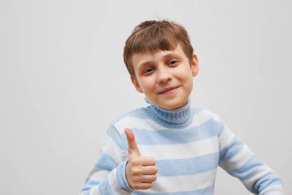 Leuke mooie jongen lachend en tonen van de duim omhoog gebaar, studio sho — Stockfoto