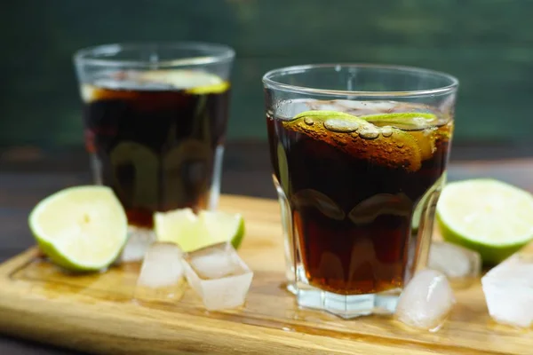 Rum i cola Cuba Libre alkoholu koktajl. Odświeżanie mrożonej longdr — Zdjęcie stockowe