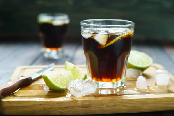 Rum i cola orzeźwiający koktajl alkoholu Cuba Libre z limonki — Zdjęcie stockowe