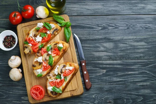 Deliciosa bruschetta antipasti tradicional italiana con picado — Foto de Stock