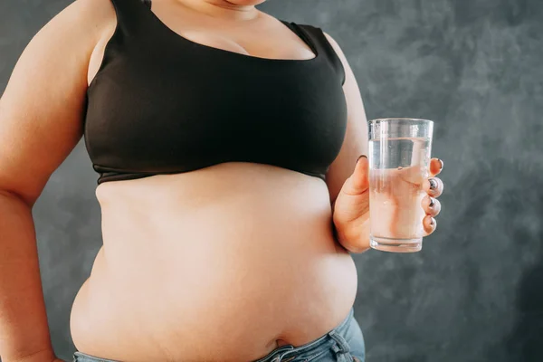 水のガラスと太り過ぎの女性。ヘルスケア、重量失う — ストック写真