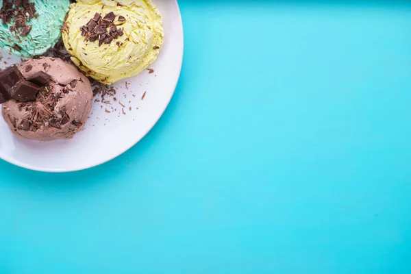 Літній фон. Монетний двір, бананове та шоколадне морозиво зі смаком — стокове фото