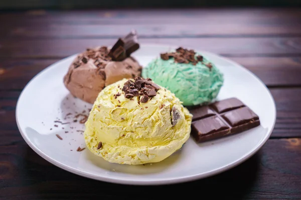 Nane, muz ve çikolata dondurma kaşık toz çikolata kırıntı ile