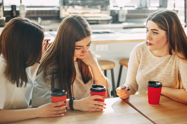 Le donne calmare il loro amico sconvolto — Foto Stock