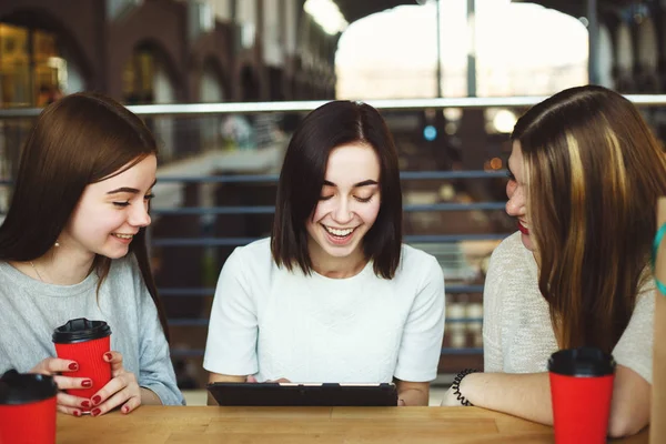 Τρεις γυναίκες ευτυχής διαβάζοντας καλές ειδήσεις στο pc ταμπλετών — Φωτογραφία Αρχείου