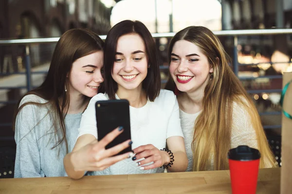 Tres mujeres jóvenes se divierten y se toman selfie juntos — Foto de Stock