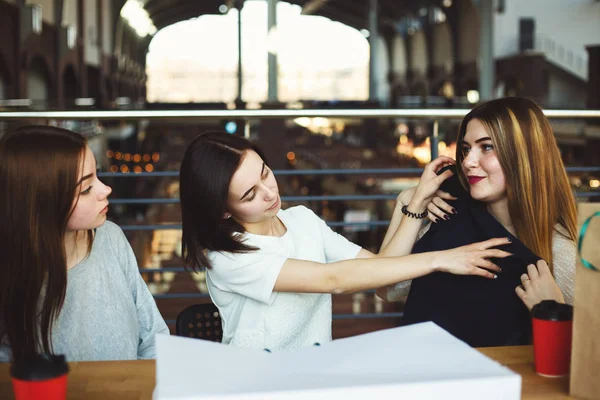 Mulheres tentando nova blusa em se adequar ao seu amigo — Fotografia de Stock