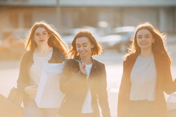 Mujeres con bolsas de papel caminando por la ciudad —  Fotos de Stock