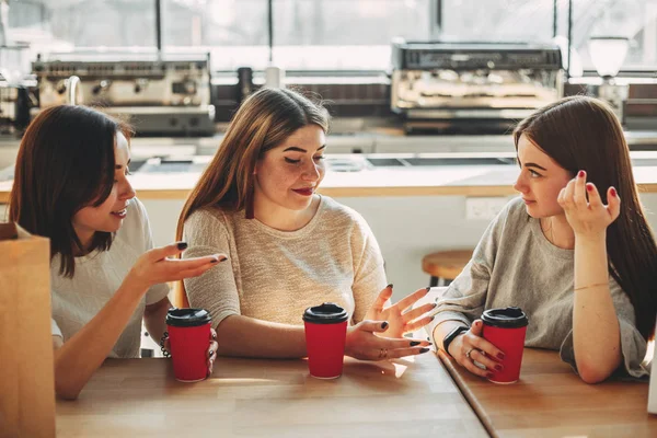 Grupo de três amigos se divertindo um café juntos. Mulheres jovens — Fotografia de Stock