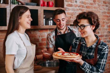 Vasıfsız aşçı mevcut pizza arkadaşları için
