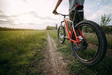 Günbatımı zevk ülke Road Bisiklet adamla