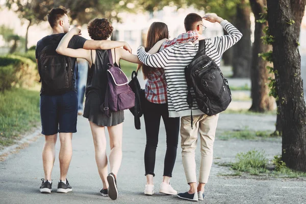 Turistas ou estudantes com mochilas andando — Fotografia de Stock