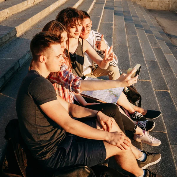 Amigos felizes tirando selfie juntos — Fotografia de Stock