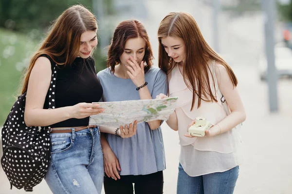 Památky, cestování, dovolená, prohlídka města. Tři atraktivní ženy — Stock fotografie