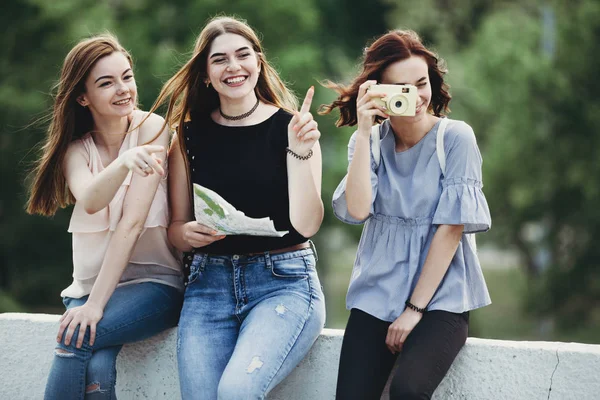 Amigos viajando com mapa da cidade, fotografando — Fotografia de Stock