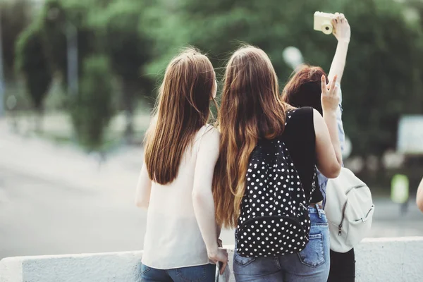 Amigos tomando selfie juntos en fondo de la ciudad — Foto de Stock