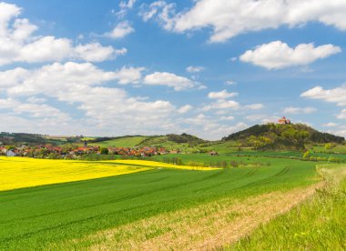 Bahar güneşli bir gün, yeşil çim alan 