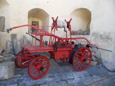 eski itfaiye aracı yolda