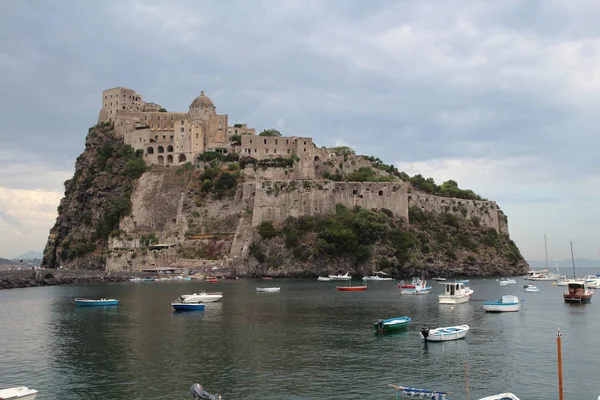 Castillo aragonés en Ischia en Campania, Italia — Foto de Stock