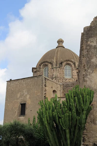 Арагонського замку на острові Іскья у провінції Кампанія, Італія — стокове фото