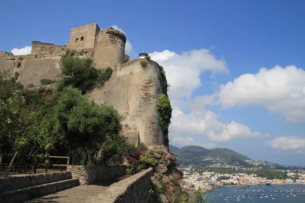 Castillo aragonés en Ischia en Campania, Italia — Foto de Stock