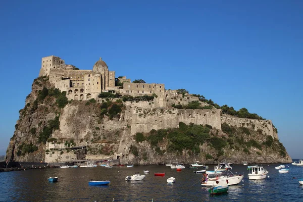 在坎帕尼亚，意大利伊斯基亚岛阿拉贡城堡 — 图库照片