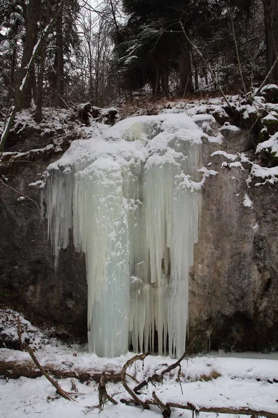 Caduta di ghiaccio nel parco nazionale slovacco Paradise, Slovacchia — Foto Stock