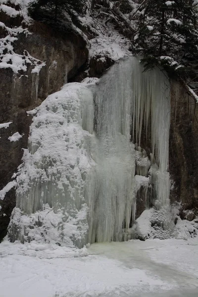 Caída de hielo en el parque nacional Slovak Paradise, Eslovaquia — Foto de Stock