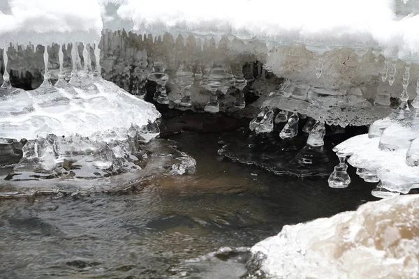 Estalactites de gelo, parque nacional Slovak Paradise, Eslováquia — Fotografia de Stock