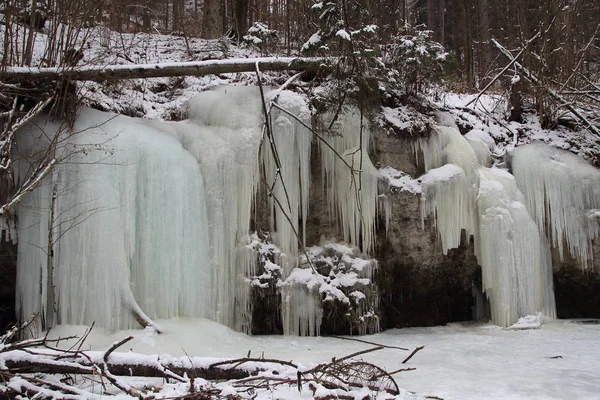 Caduta di ghiaccio nel parco nazionale slovacco Paradise, Slovacchia — Foto Stock