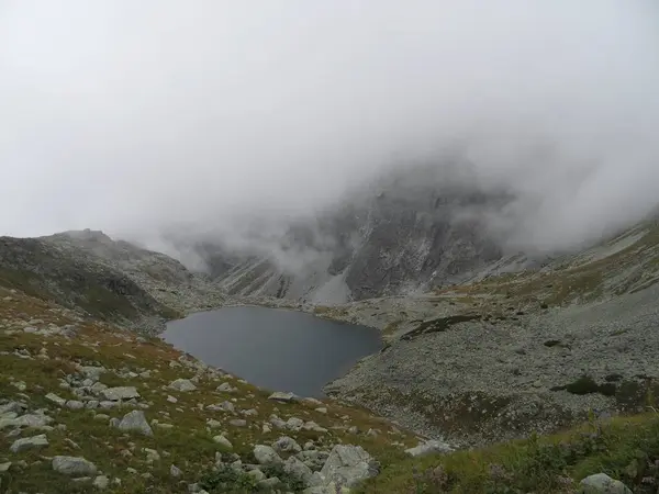 O pequeno lago de montanha Hincovo, High Tatras, Eslováquia — Fotografia de Stock
