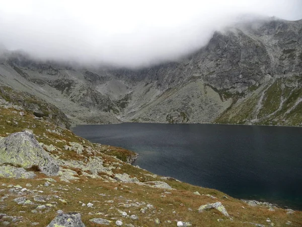 Den stora Hincovo-fjällsjön, 1944 m asl, Höga Tatrabergen, Slovakien — Stockfoto