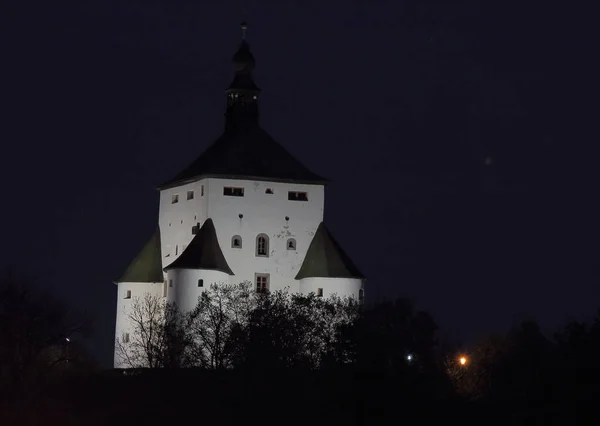 Nuevo castillo en Banska Stiavnica por la noche, Eslovaquia — Foto de Stock