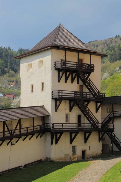 Castelo velho em Banska Stiavnica, Eslováquia — Fotografia de Stock