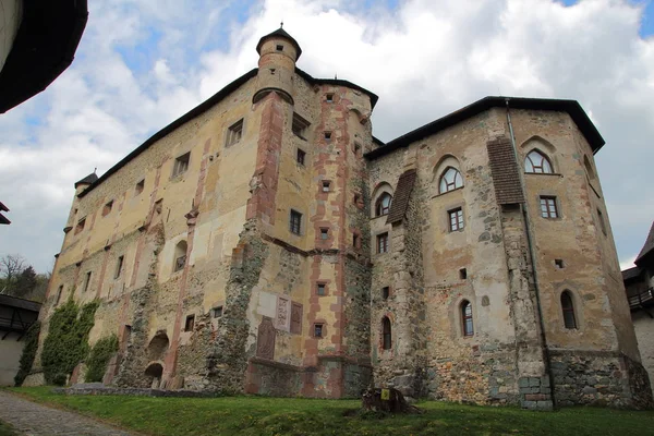 Castelo velho em Banska Stiavnica, Eslováquia — Fotografia de Stock