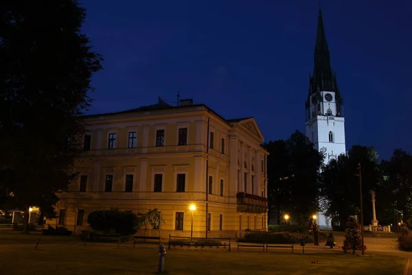 Vierkant in Spisska Nova Ves nachts, Slowakije — Stockfoto