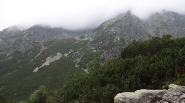 Zaman atlamalı 4K video dağlarda bulutların hareketi. Slovakya 'daki High Tatras Ulusal Parkı' ndaki Mengusovska Vadisi 'nde. Yağmurdan sonra.