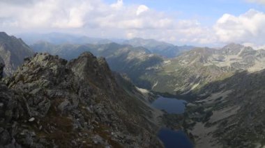 High Tatras Ulusal Parkı 'nda hızlandırılmış 4K video. Koprovsky tepesinden Temnosmrecinska Vadisi 'ne.