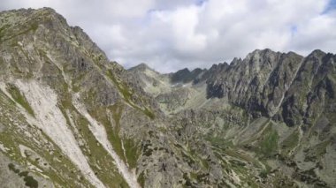 Manzara, Predne Solisko 'nun zirvesinden Slovakya' daki Ulusal Park High Tatras 'taki Mlynicka vadisine kadar. Zaman aşımlı 4k video.