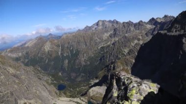 Polonya 'daki Ulusal Park High Tatras' taki Rysy 'nin tepesinden Bielovodska vadisine bakın. 4K 'lık hızlandırılmış video. Tatra zirvesi, Polonya 'nın en yüksek zirvesi ve Slovakya' nın en yüksek zirvelerinden biridir.. 